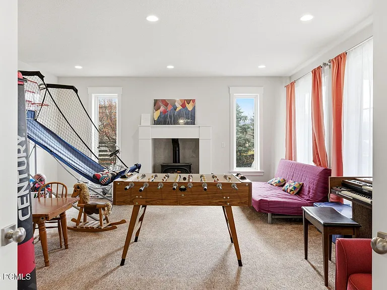 415 E Earl St — Photo 11