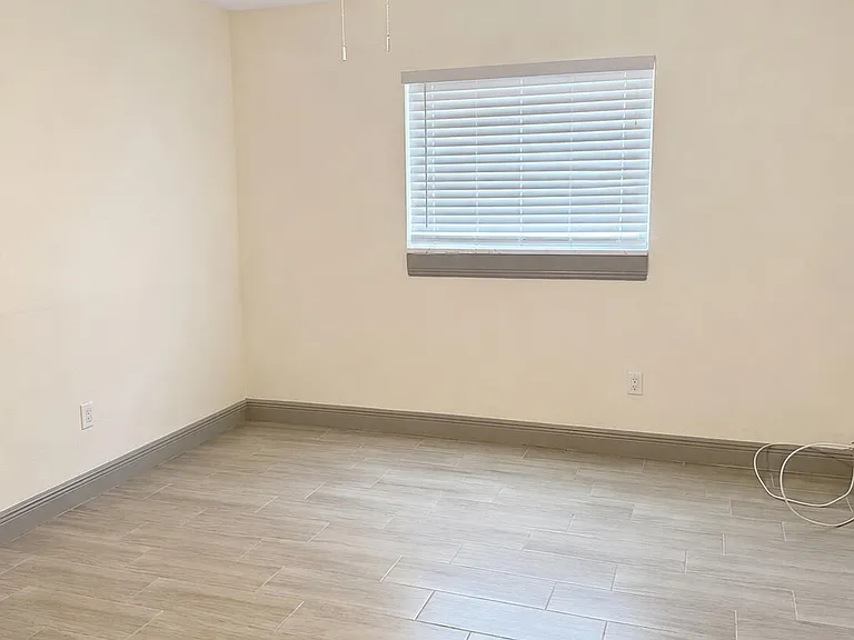 907 Antigua Ave — Photo 6