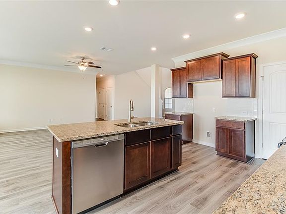 3rd image of 3230 Lake Crest Dr