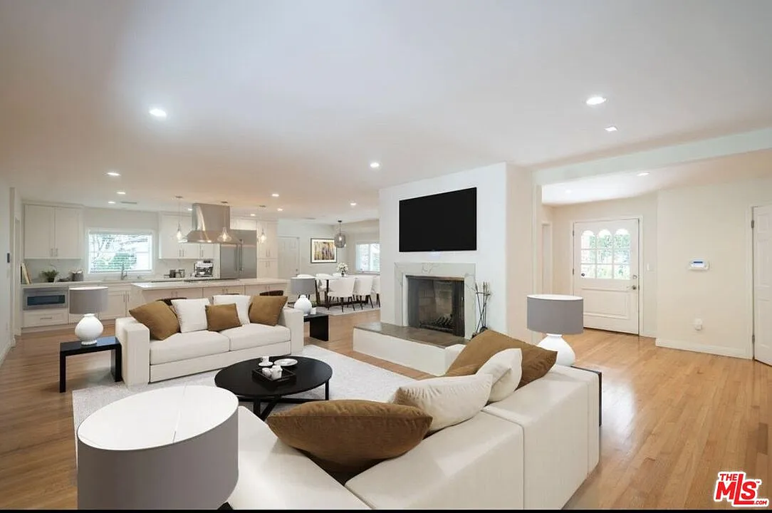 3 bed, 2.5 bath, 2048 sqft, $7,995 — Photo 3