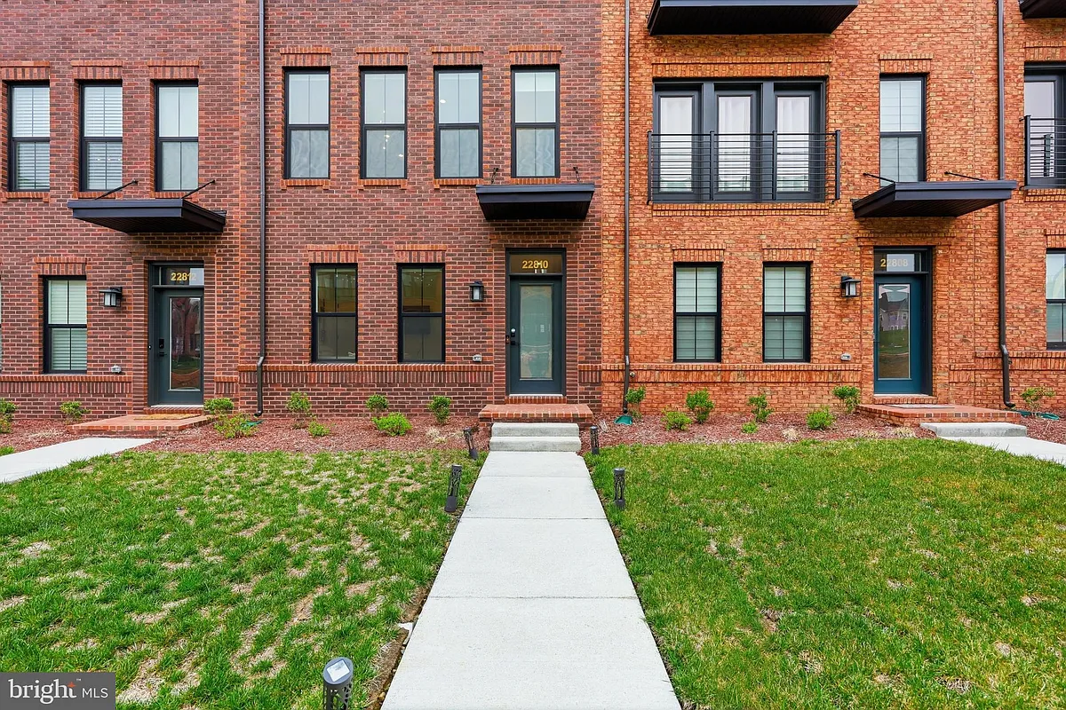 Building Photo - 22810 Tawny Pine Sq
