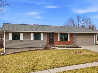 890 Prairie Ridge Rd, North Liberty, IA 52317