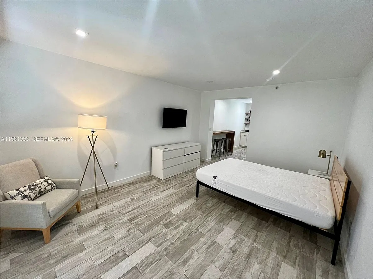 Building Photo - 220 Collins Ave #4A