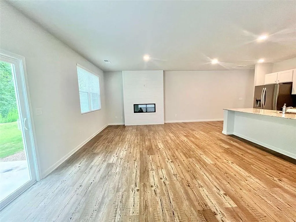 3 bed, 2.5 bath, 1912 sqft, $2,100 — Photo 3