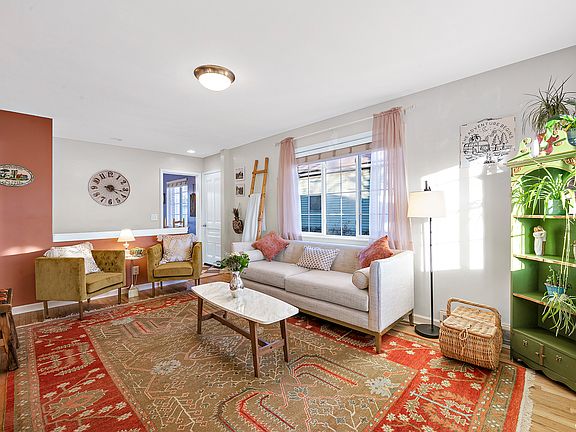 3rd image of 1009 E Crandall Ave