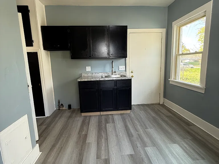 215 E South St — Photo 22