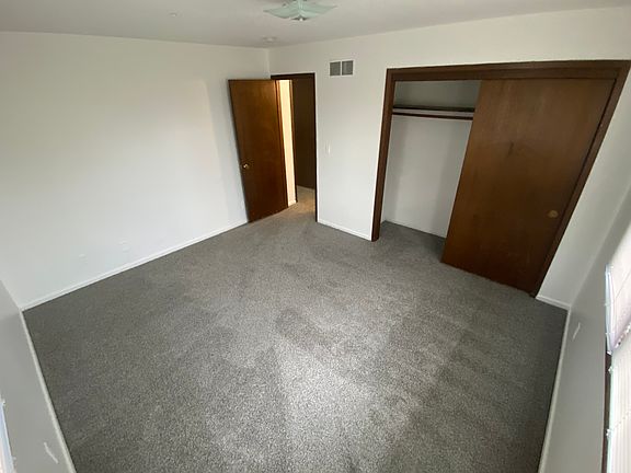 4th image of 702 NW Chapel Dr