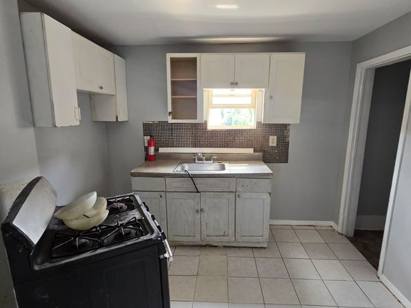 131 Elizabeth Ave Floor 3