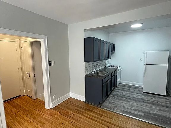 2nd image of 639 W Roscoe St #T2