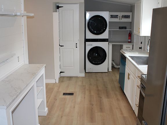 3rd image of 1781 Dixie Ct.