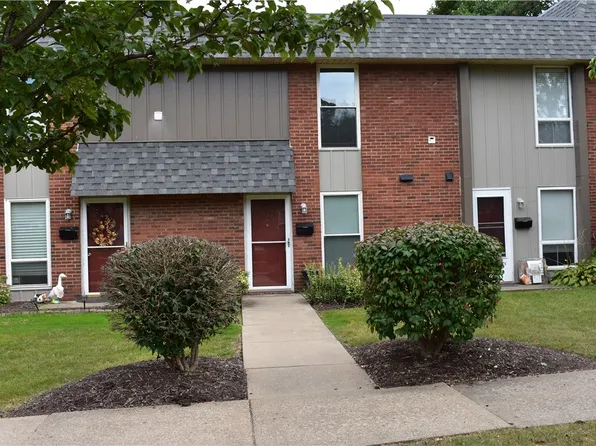 324 College Park Dr, Coraopolis, PA 15108