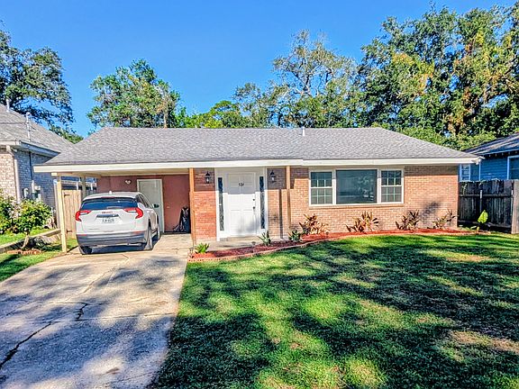 Newly renovated home in beautiful River Ridge, an incredible neighborhood. Close proximity to Little Farm Park (a safe walking/ biking neighborhood), accessible to Jefferson/Airlines highway, Earhart & I-10. Near schools, churches, shops, restaurants, etc
