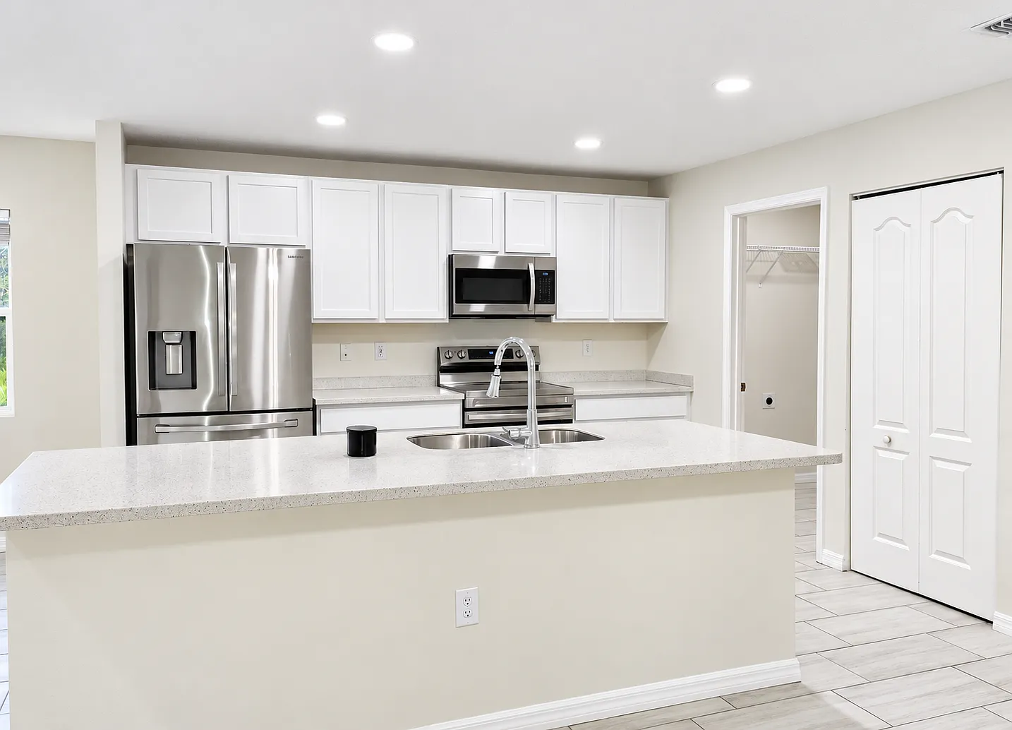 Beautiful four bedroom, two bath, two car garage and a half acre lot — Photo 4