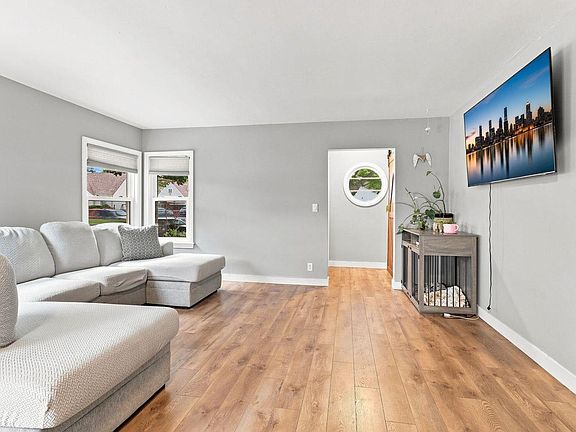 3rd image of 2621 Blaine AVENUE