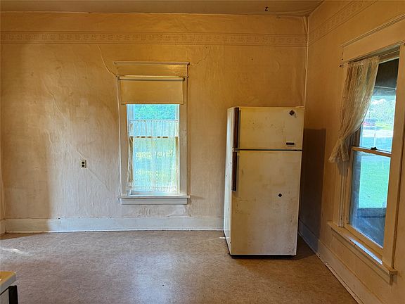 5th image of 624 W Summit St
