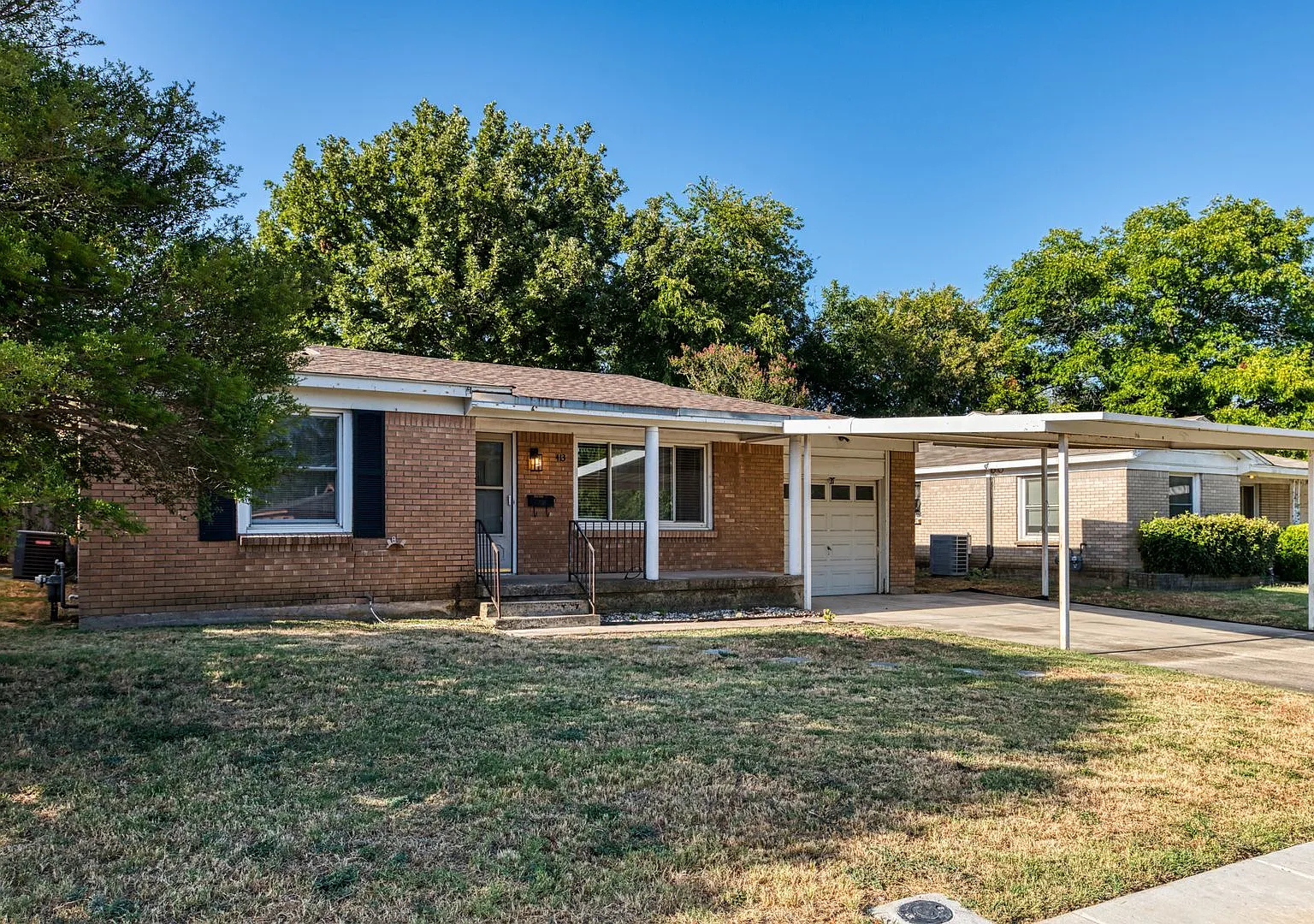 Available Now-Charming Sunlit 2-Bed Home With Chef's Kitchen, Hardwood Floors & Extra Parking — Photo 2