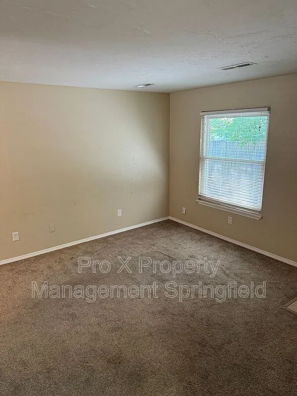 2 bed, 1.0 bath, 704 sqft, $845 — Photo 2