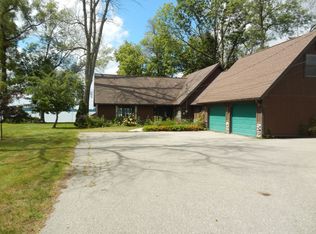 6070 W Lakeview Dr, Fremont, MI 49412