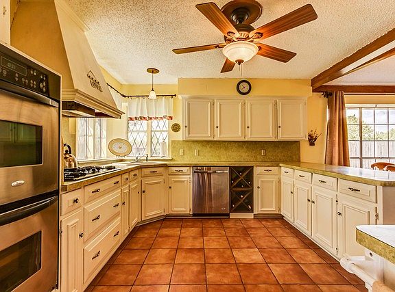 4th image of 1305 Briar Hollow Ln