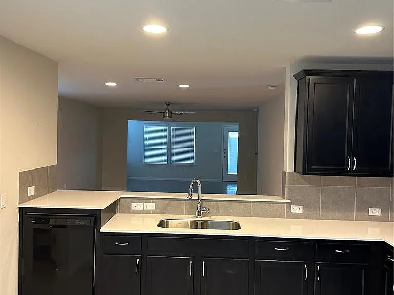 410 Holiday Creek Ln — Photo 7