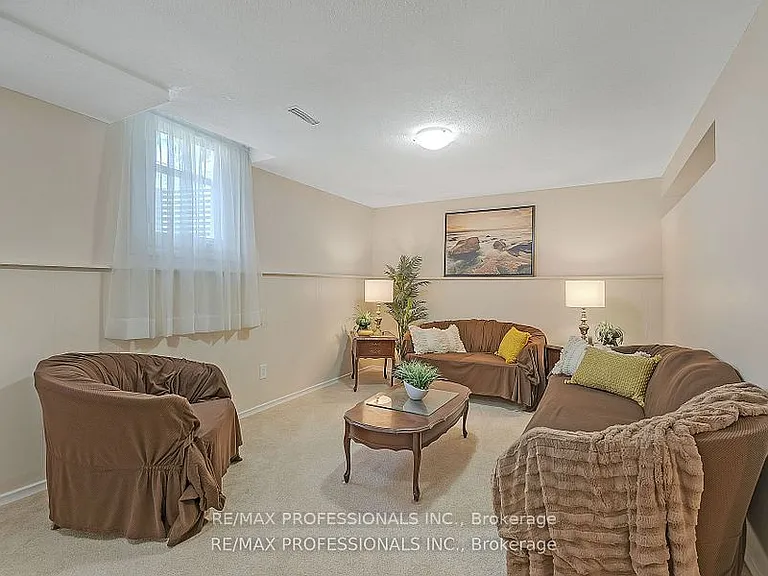 124 Panter Cres #LOWER — Photo 12