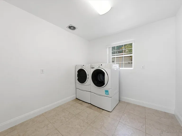 1647 Bay St SE — Photo 29