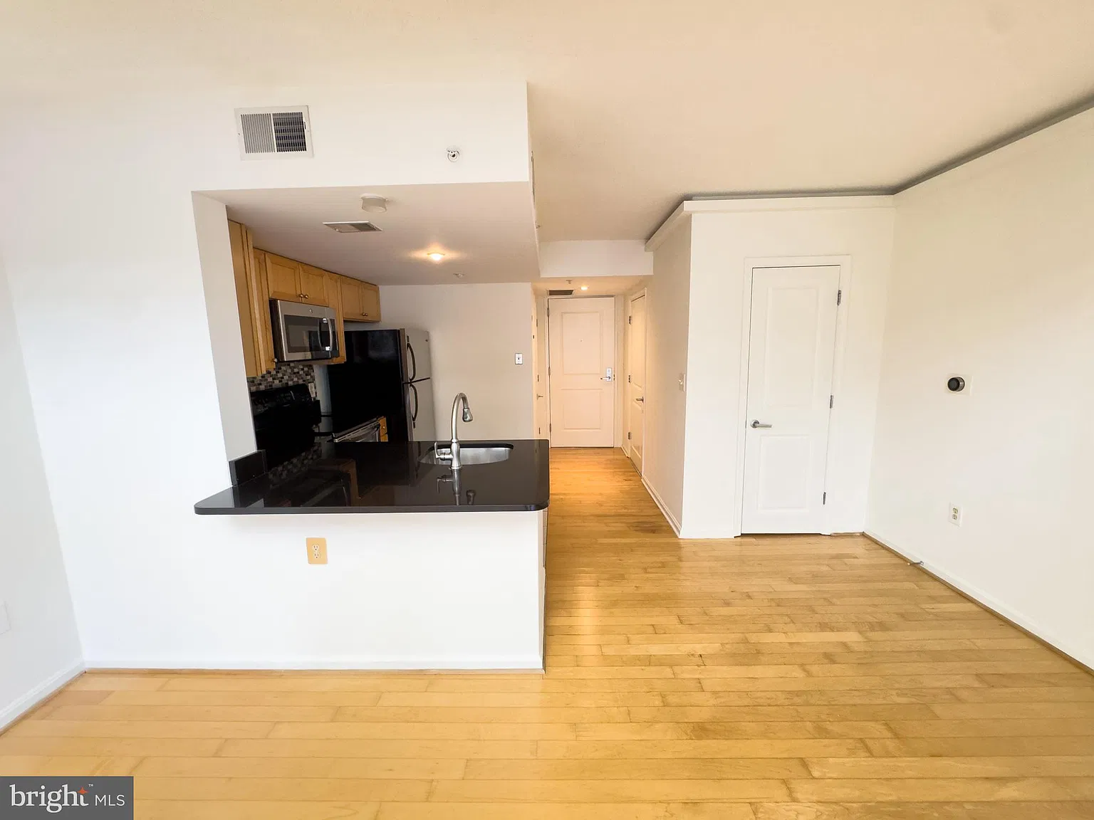 1 bed, 1.5 bath, 669 sqft, $2,500 — Photo 3