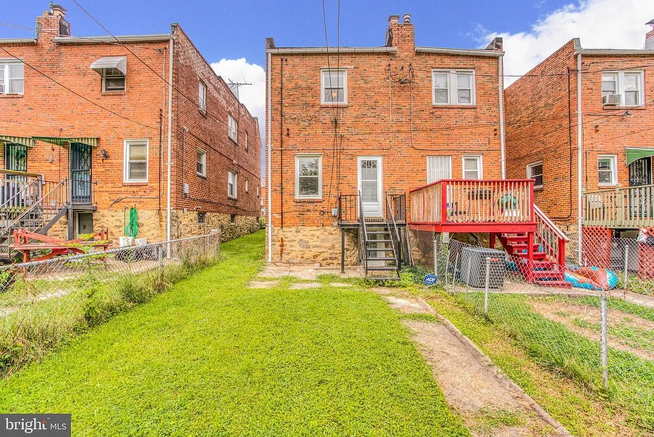 3 bed, 2.0 bath, 1290 sqft, $1,755 — Photo 3