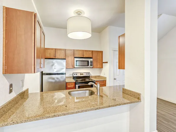 11318 NE 67th St #B-6, Kirkland, WA 98033