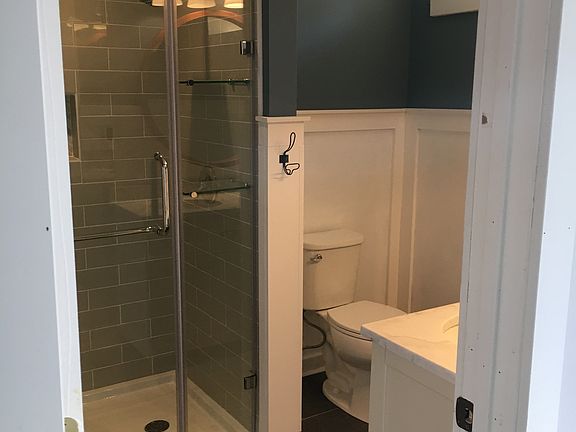 Radiant heat, double sink, marble counter, Bluetooth reDy