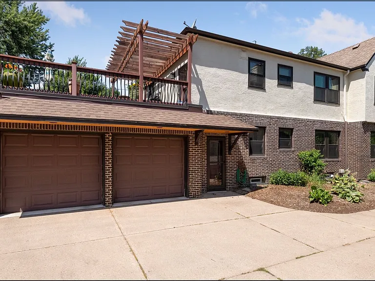 215 W Minnehaha Pkwy #2 — Photo 2