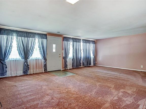 5th image of 604 S Walnut St