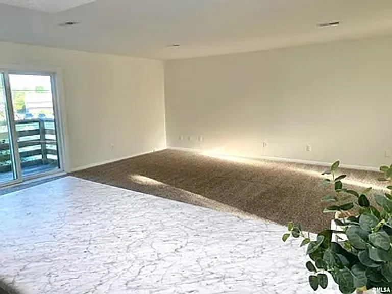 432 Amherst Dr — Photo 10