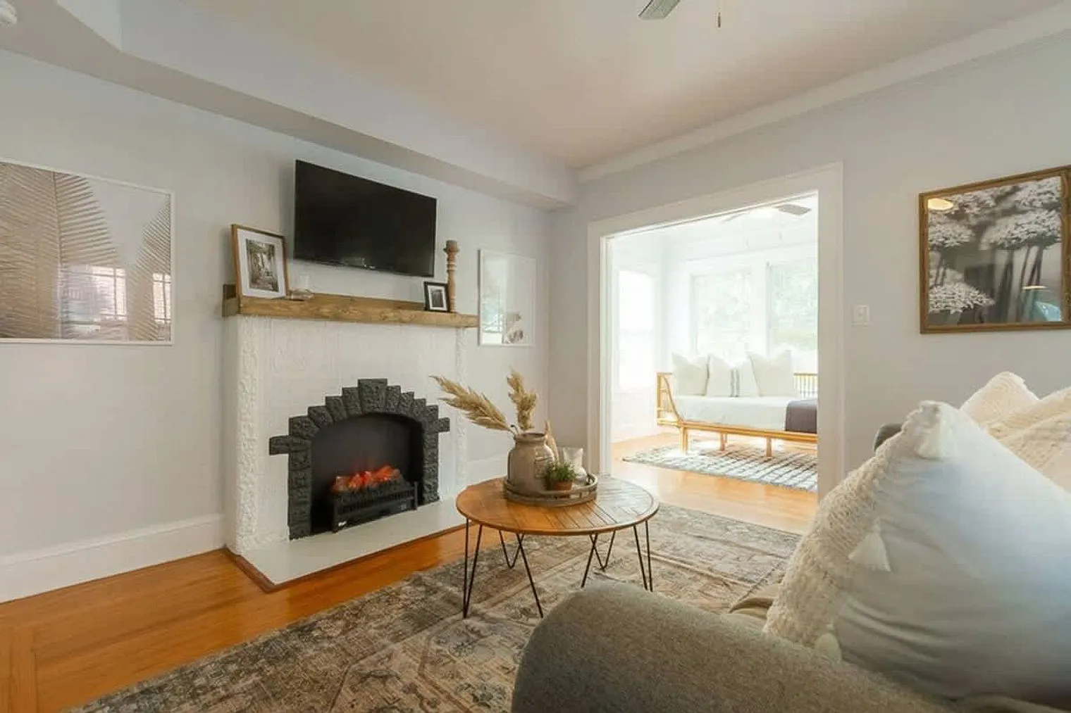 1 bed, 1.0 bath, 893 sqft, $1,631 — Photo 2