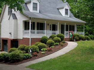 206 Tanglewood Dr, Mount Airy, NC 27030