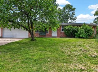 33 Cloverdale Dr, Saint Charles, MO 63304