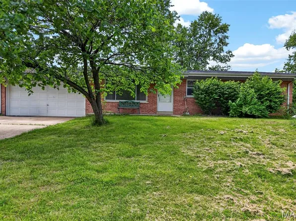 33 Cloverdale Dr, Saint Charles, MO 63304