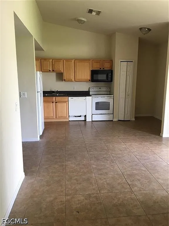 3 bed, 2.0 bath, 1170 sqft, $1,390 — Photo 2