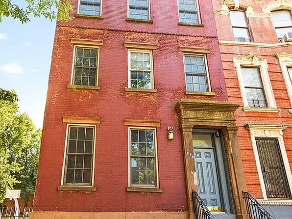 746 E 6th St, New York, NY 10009