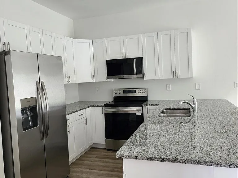 2431 Lola Ave S — Photo 2