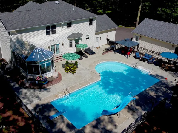 1061 Dewberry Dr, Hawley, PA 18428