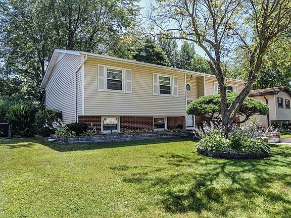 2nd image of 6875 Hawthorne Ln