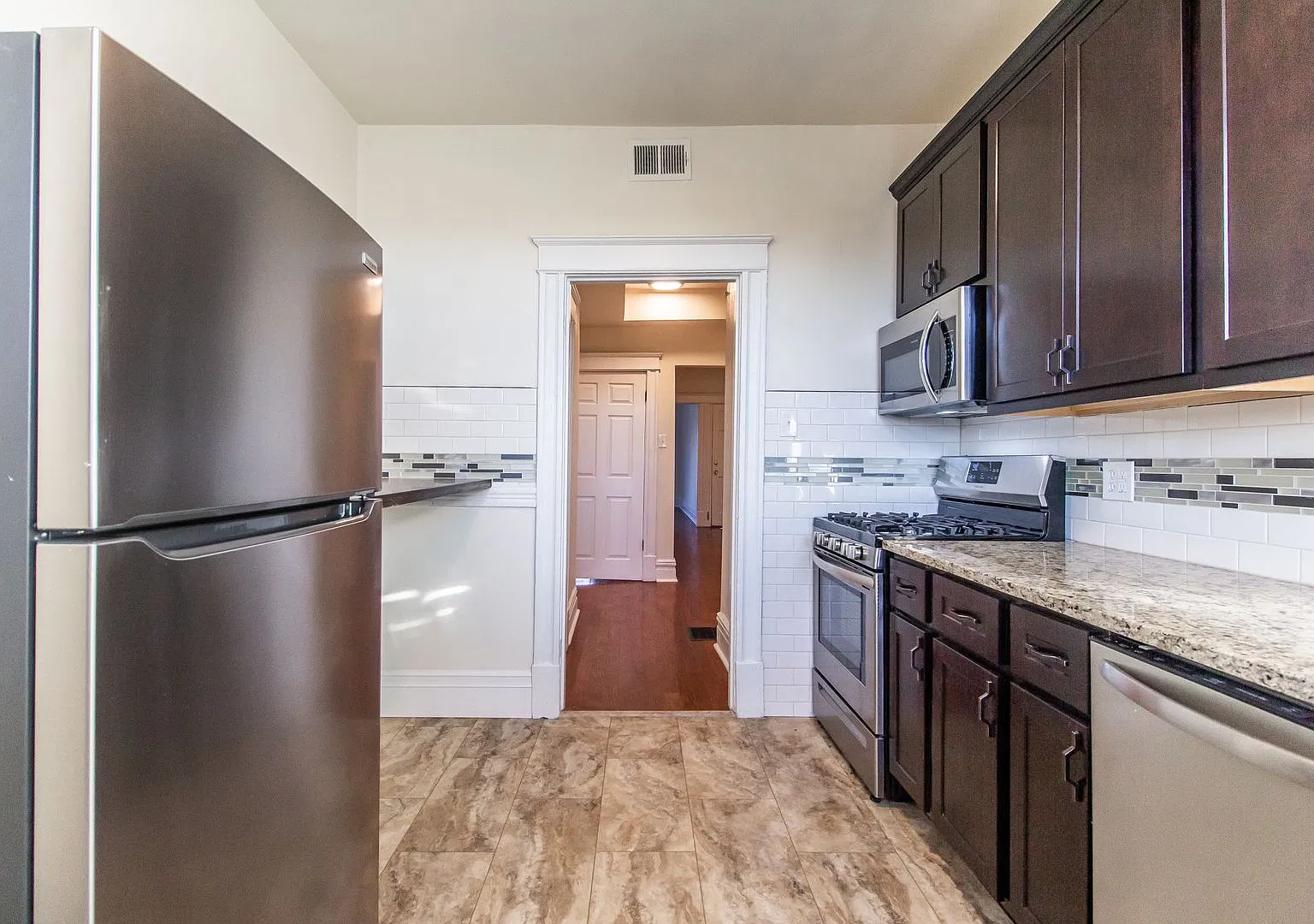 Introducing our newly rehabbed 2-bedroom apartment in the heart of St. Louis! Fall move in special. — Photo 4