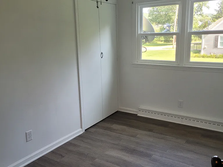Middle bedroom - with closet