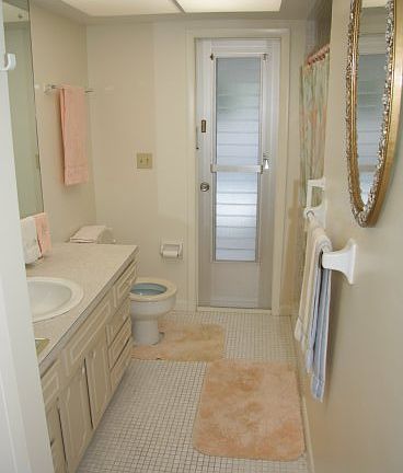 Second bath leads to lanaii