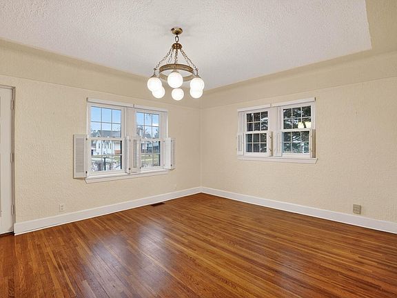 4th image of 215 Arden St