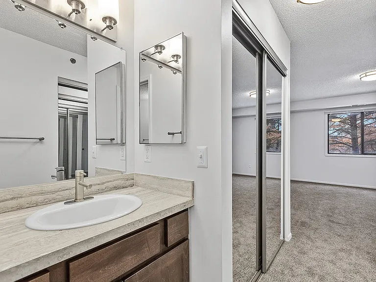 Oak Pointe Apartments — Photo 17