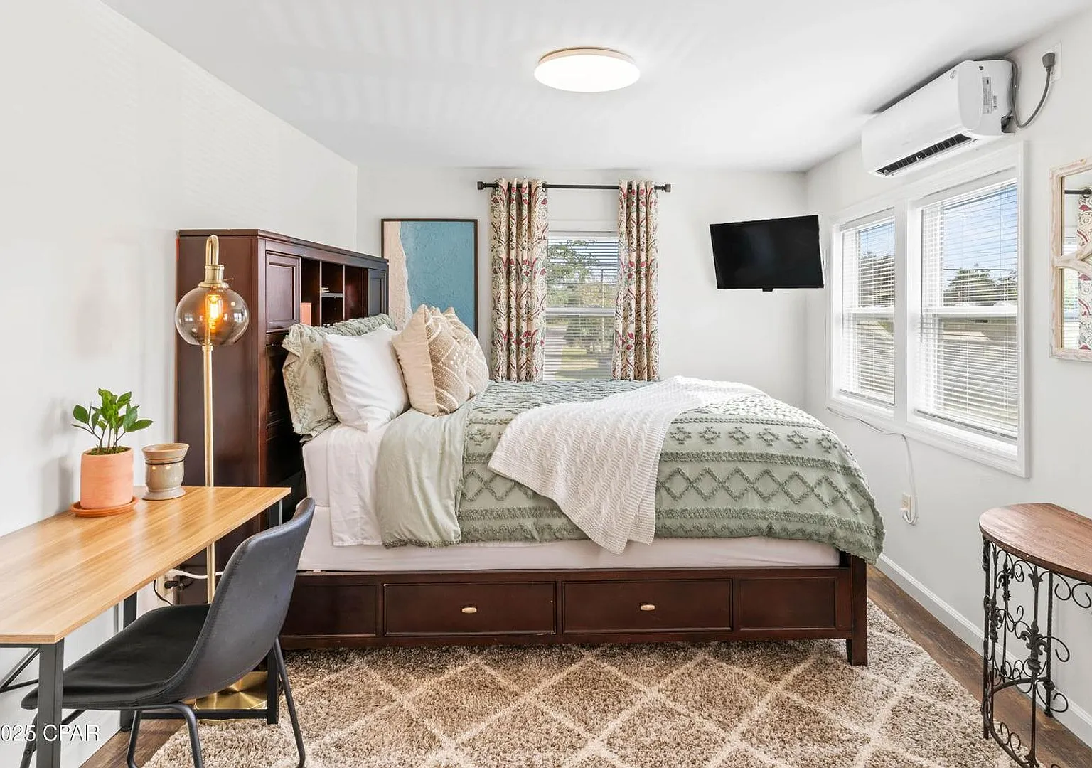 Fully Furnished Studio - All Utilities Included! — Photo 1