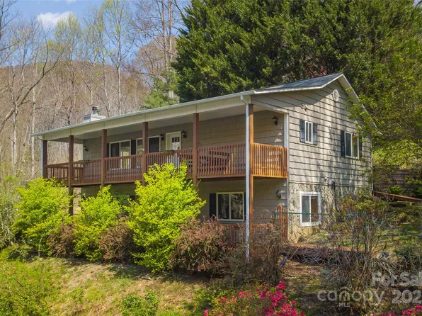 1429 Country Club Dr, Maggie Valley, NC 28751