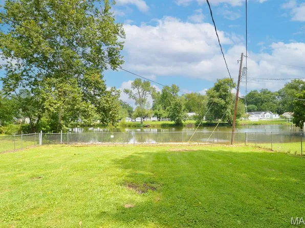 425 S 47th St, Belleville, IL 62226